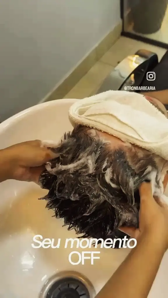 Cliente com toalha no lavatório durante o Seu momento OFF