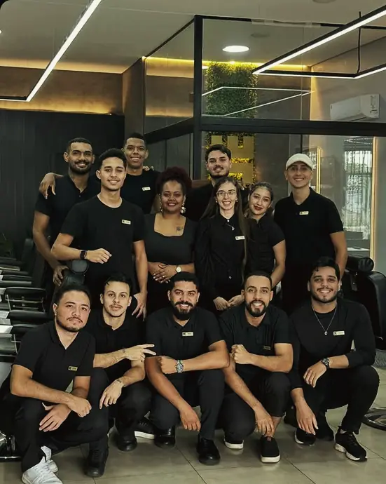 Equipe TRON de uniforme preto posando no salão